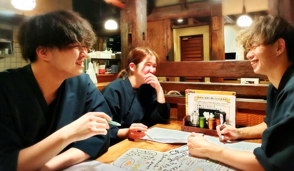 談笑するスタッフ