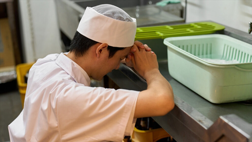 疲弊する従業員