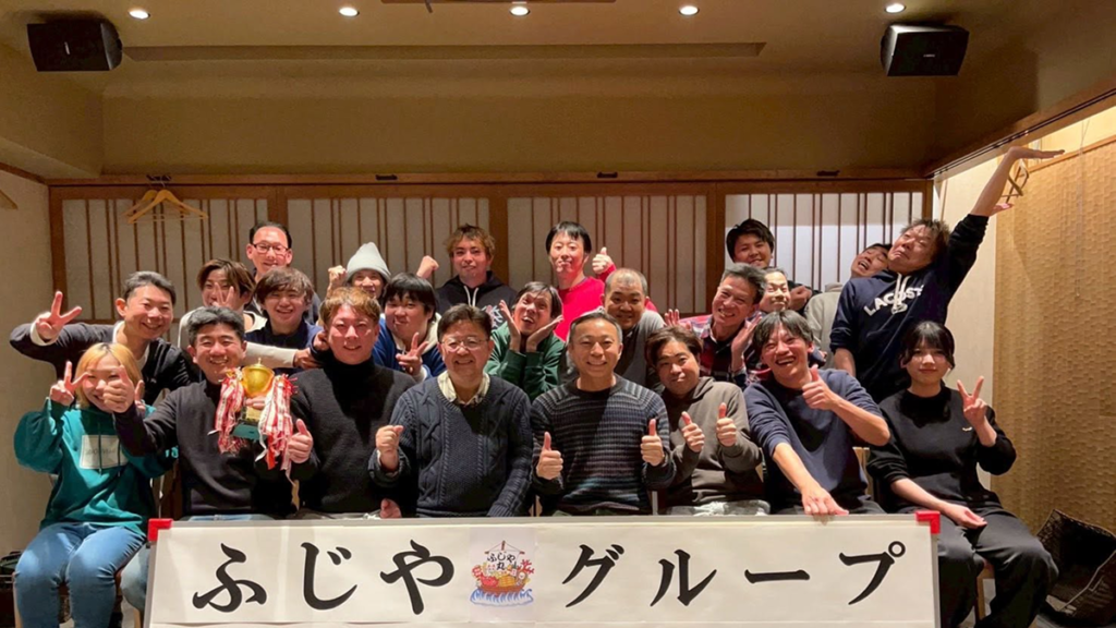 皆で笑い楽しそうな集合写真
