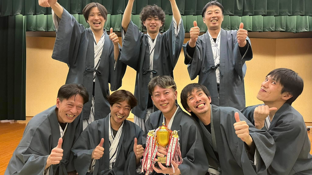 全力で旅行を楽しむ社員の人たち