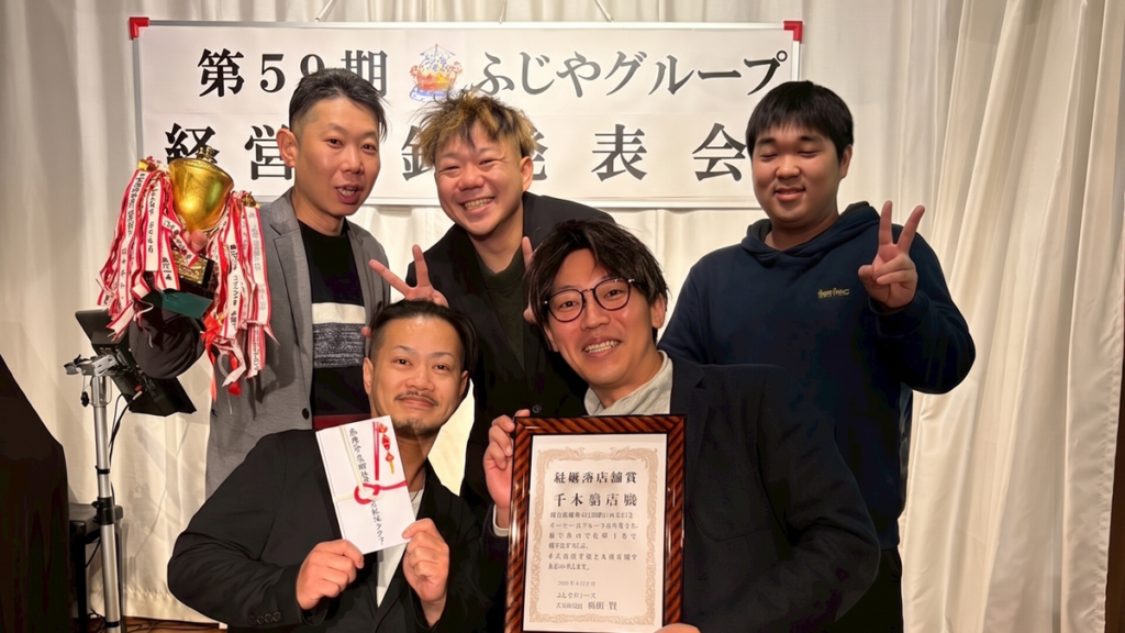 皆で祝われている写真